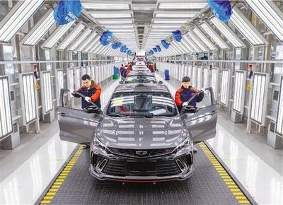 吉利汽車未來工廠湖州長興基地內,技術人員正在趕制汽車訂單產品。該基地是